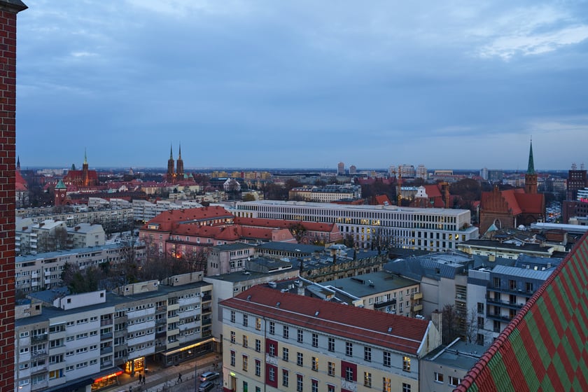 Panorama Wrocławia o zachodzie słońca z mostku Pokutnic