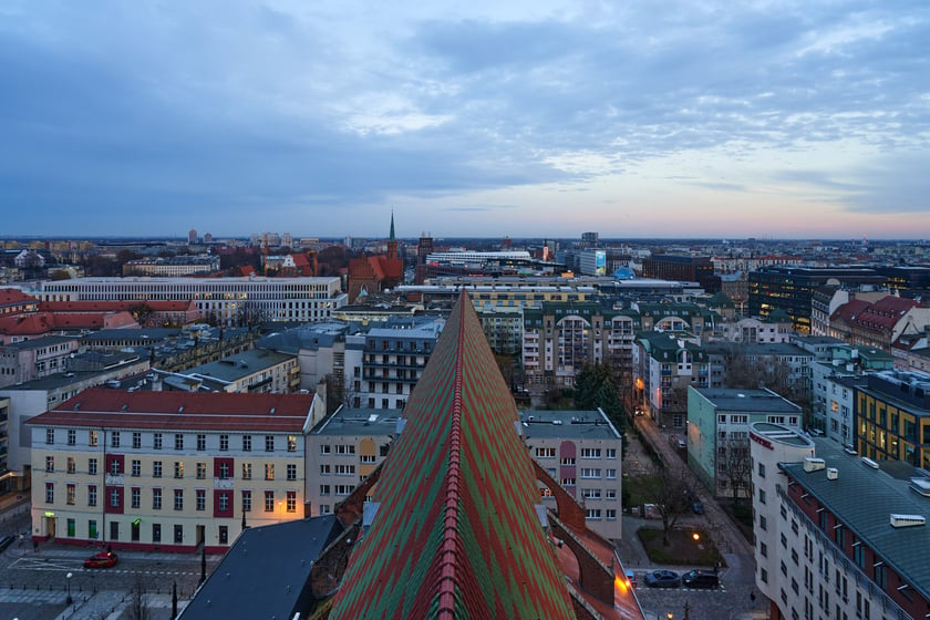 Panorama Wrocławia o zachodzie słońca z mostku Pokutnic