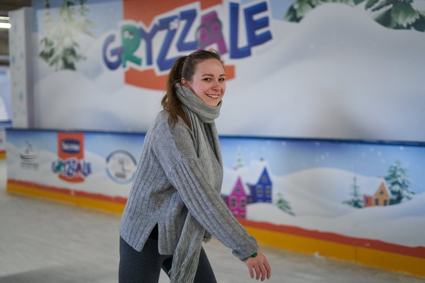 Na zdjęciu ślizgający się na lodowisku na Tarczyński Arena Wrocław