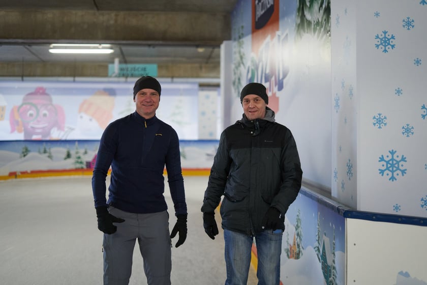 Na zdjęciu ślizgający się na lodowisku na Tarczyński Arena Wrocław