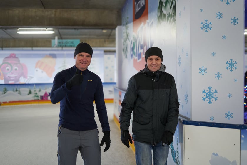Na zdjęciu ślizgający się na lodowisku na Tarczyński Arena Wrocław