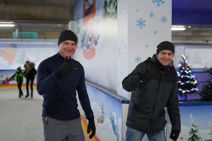 Na zdjęciu ślizgający się na lodowisku na Tarczyński Arena Wrocław