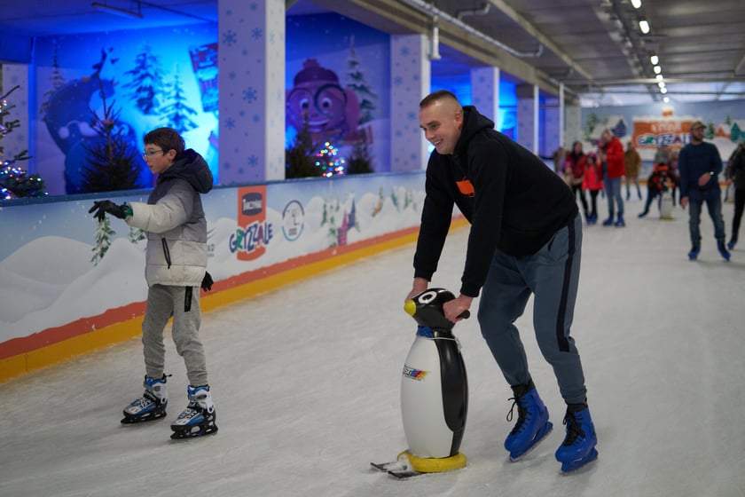 Na zdjęciu ślizgający się na lodowisku na Tarczyński Arena Wrocław