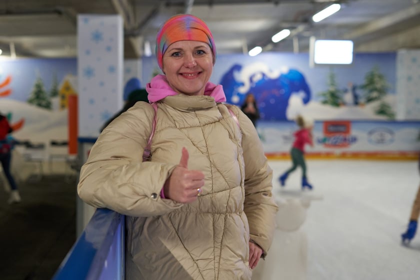 Na zdjęciu ślizgający się na lodowisku na Tarczyński Arena Wrocław