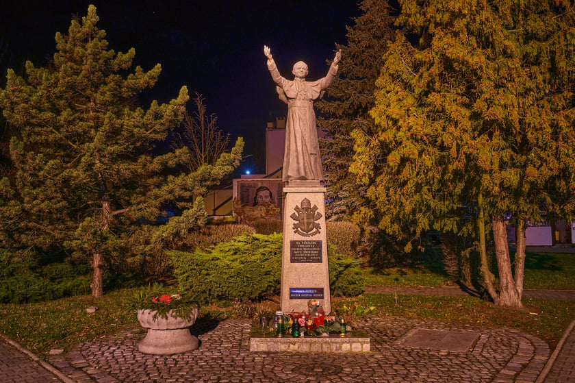 Na zdjęciu Leśnica po zmroku