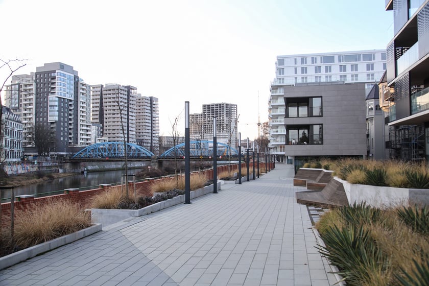 Nadodrzańskie bulwary w centrum miasta wyremontowano ostatnio w wielu miejscach