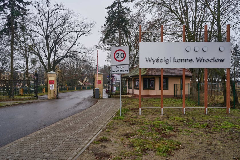 Wejście na teren Wrocławskich Tor&oacute;w Wyścigowych - Partynice