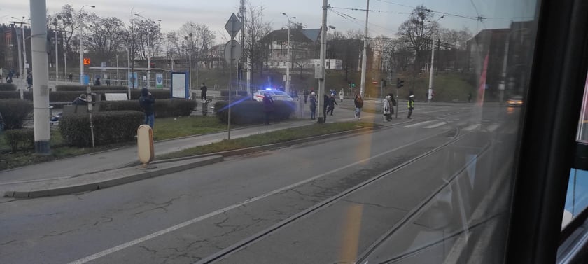 Policja kieruje ruchem na ul. Powstańc&oacute;w Wielkopolskich