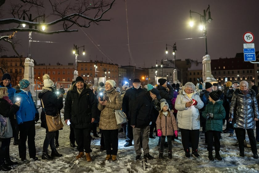 Wrocławscy seniorzy zrobili świetlną falę i most Pomorski Południowy rozbłysnął w sobotę światłem