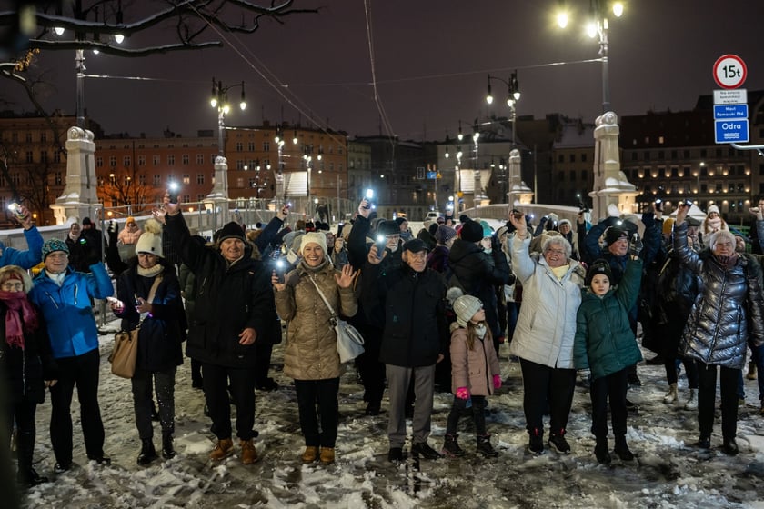 Wrocławscy seniorzy zrobili świetlną falę i most Pomorski Południowy rozbłysnął w sobotę światłem