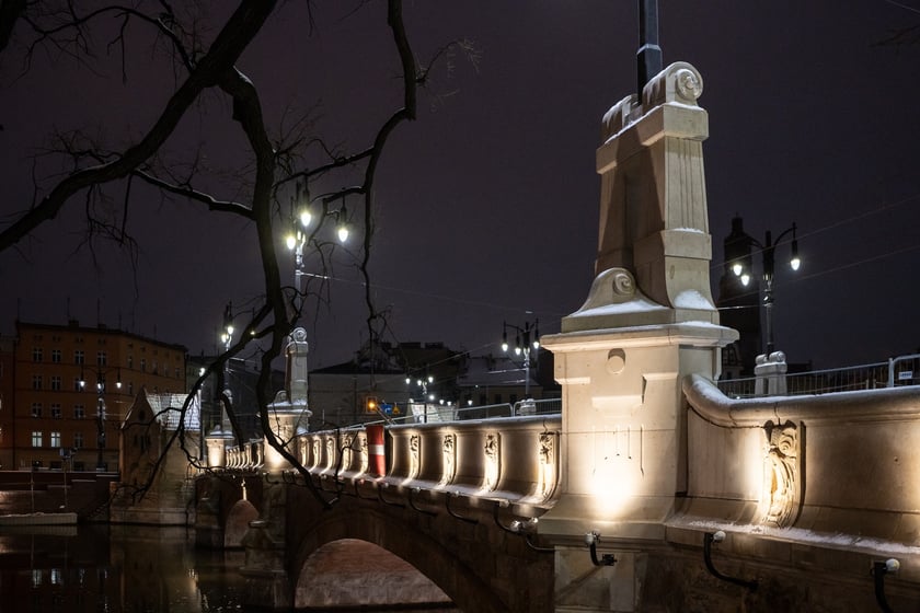 Wrocławscy seniorzy zrobili świetlną falę i most Pomorski Południowy rozbłysnął w sobotę światłem