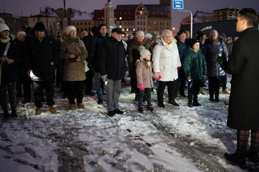 Wrocławscy seniorzy zrobili świetlną falę i most Pomorski Południowy rozbłysnął w sobotę światłem