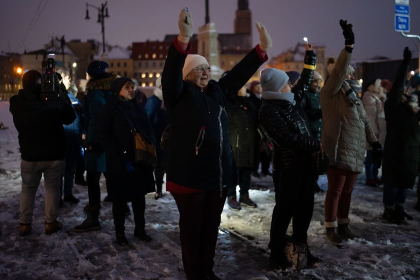 Wrocławscy seniorzy zrobili świetlną falę i most Pomorski Południowy rozbłysnął w sobotę światłem