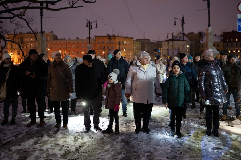 Wrocławscy seniorzy zrobili świetlną falę i most Pomorski Południowy rozbłysnął w sobotę światłem