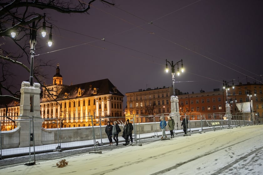 Wrocławscy seniorzy zrobili świetlną falę i most Pomorski Południowy rozbłysnął w sobotę światłem
