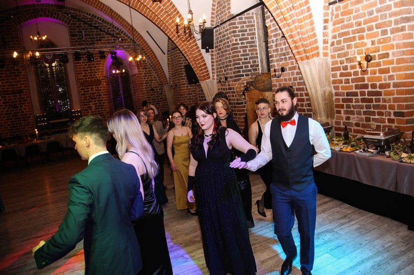 Na zdjęciu uczniowie Liceum Sztuk Plastycznych im. Stanisława Kopystyńskiego przy ul. Piotra Skargi we Wrocławiu podczas studni&oacute;wki Starym Klasztorze &ndash; 21 stycznia 2023 r.