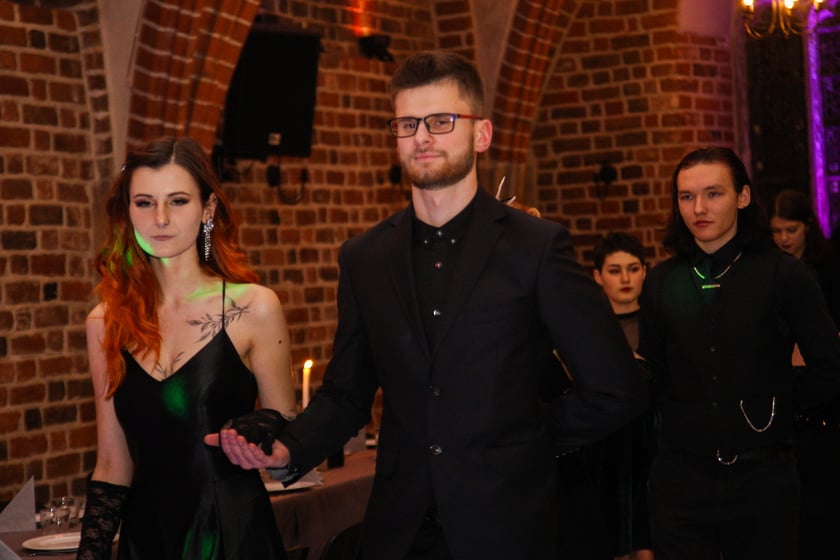 Na zdjęciu uczniowie Liceum Sztuk Plastycznych im. Stanisława Kopystyńskiego przy ul. Piotra Skargi we Wrocławiu podczas studni&oacute;wki Starym Klasztorze &ndash; 21 stycznia 2023 r.