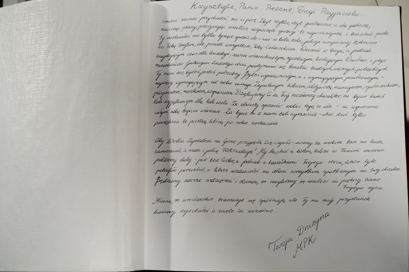 Księga kondolencyjna śp. Krzysztofa Balawejdera w siedzibie MPK Wrocław