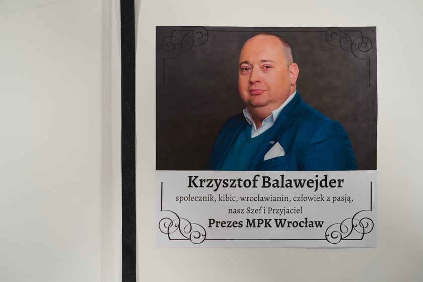 Księga kondolencyjna śp. Krzysztofa Balawejdera w siedzibie MPK Wrocław