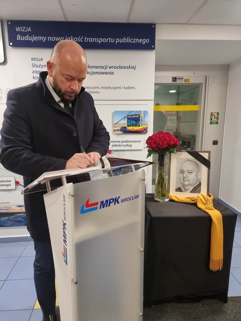 Do księgi kondolencyjnej wpisał się prezydent Wrocławia - Jacek Sutryk