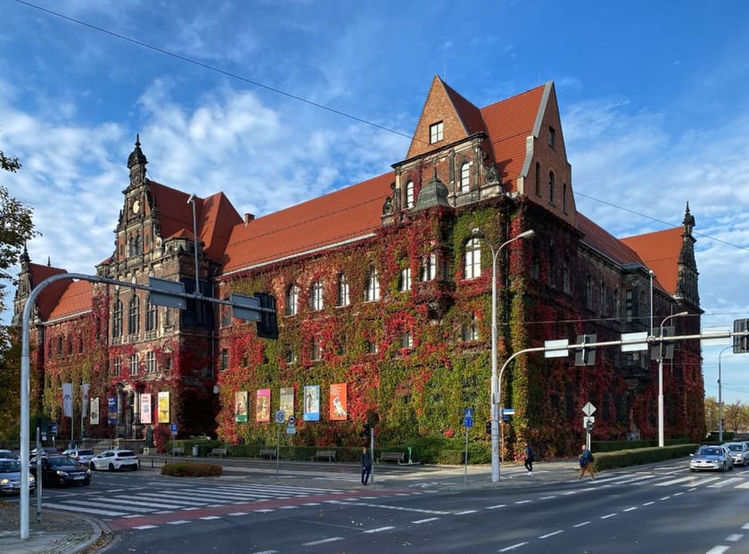 Muzeum Narodowe ? ?Muzeum za złotówkę?, czyli bilet specjalny dla uczniów i studentów do 26. roku życia za 1 zł. Dzieci do lat 7 wstęp bezpłatny. W soboty wstęp wolny na wystawy stałe (dla wszystkich). Adres: pl. Powstańców Warszawy 5.