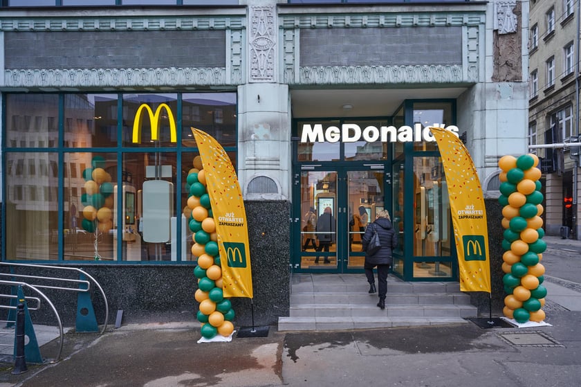 Wejście do nowo otwartego McDonalda przy ul. Ruskiej, w zabytkowym budynku dawnego Domu Towarowego Maxa Goldsteina &bdquo;Reussenhof&rdquo;&nbsp;