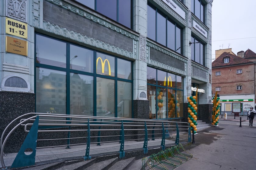 Wejście do nowo otwartego McDonalda przy ul. Ruskiej, w zabytkowym budynku dawnego Domu Towarowego Maxa Goldsteina &bdquo;Reussenhof&rdquo;&nbsp;
