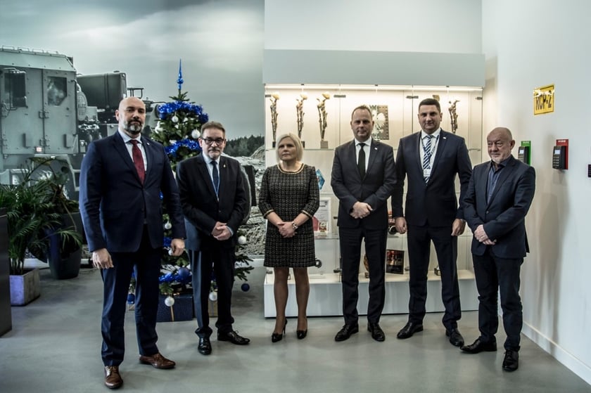 19 stycznia 2023 r. wizyta w zakładzie JELCZ parlamentarzyst&oacute;w, prezesa Polskiej Grupy Zbrojeniowej i przedstawicieli władz samorządowych.&nbsp;