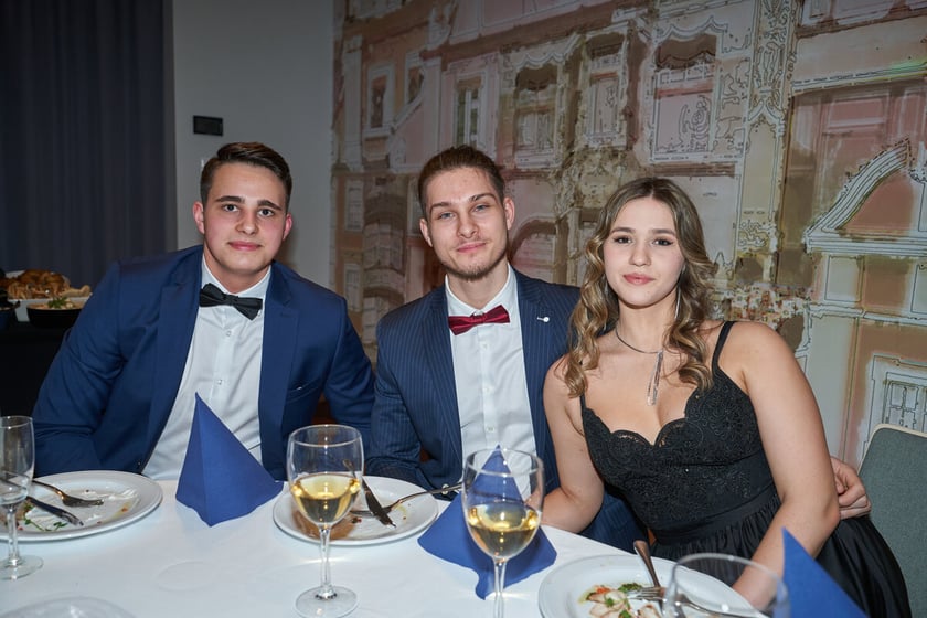 Na zdjęciu licealiści I LO na balu studniówkowym 27.01.2023
