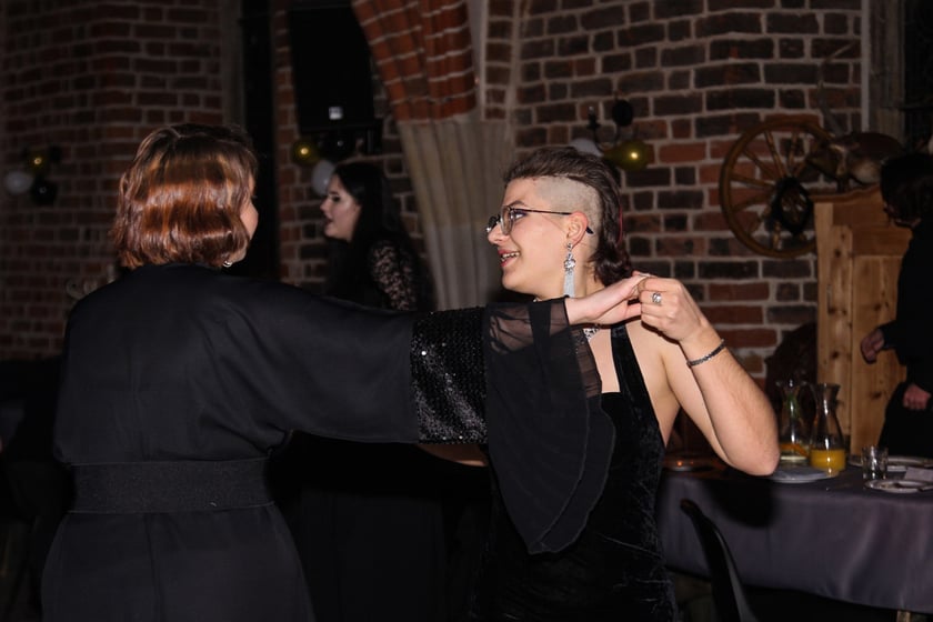 Przyszli maturzyści podczas studni&oacute;wkowej zabawy; Liceum Sztuk Plastycznych im. Stanisława Kopystyńskiego we Wrocławiu