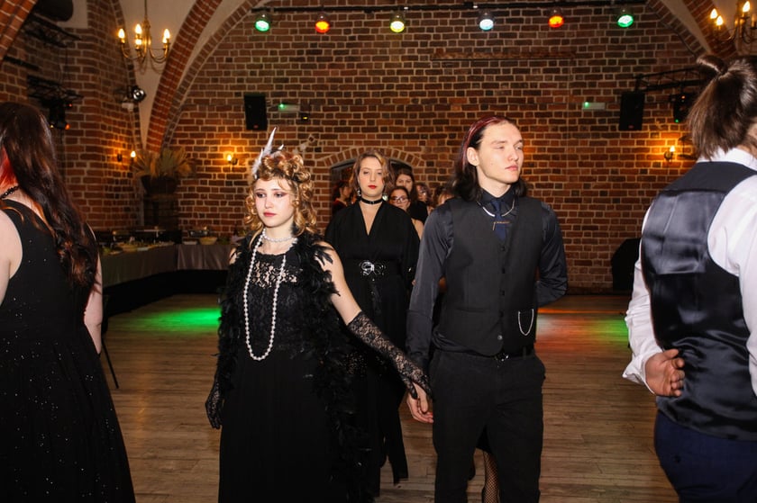 Przyszli maturzyści podczas studni&oacute;wkowej zabawy; Liceum Sztuk Plastycznych im. Stanisława Kopystyńskiego we Wrocławiu