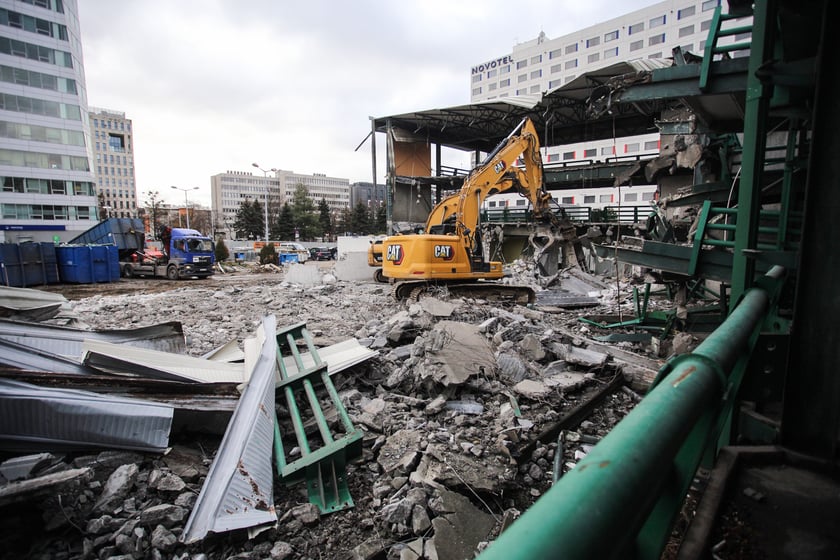 Trwa wyburzanie wielopoziomowego parkingu przy ulicy Swobodnej