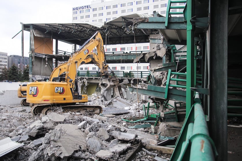 Trwa wyburzanie wielopoziomowego parkingu przy ulicy Swobodnej