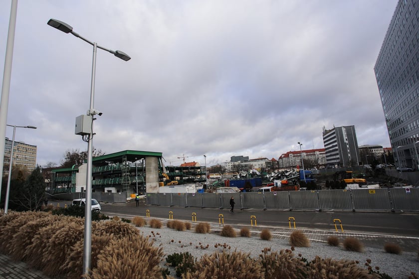 Trwa wyburzanie wielopoziomowego parkingu przy ulicy Swobodnej