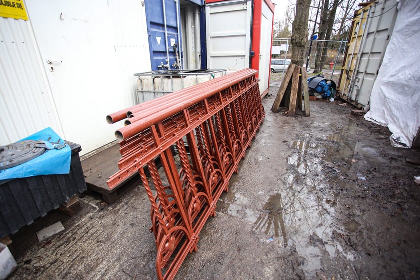 Na zdjęciu zabytkowe balustrady&nbsp;