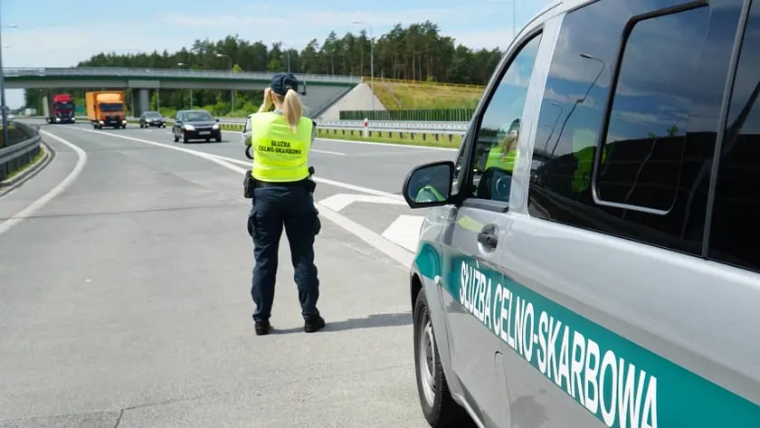 Co oferuje&nbsp;Krajowa Administracja Skarbowa:



służbę dającą poczucie stabilizacji zawodowej,
&middot;&nbsp;&nbsp;&nbsp;&nbsp;&nbsp;&nbsp;&nbsp;&nbsp; ścieżkę kariery zawodowej od aplikanta do inspektora,
&middot;&nbsp;&nbsp;&nbsp;&nbsp;&nbsp;&nbsp;&nbsp;&nbsp; uposażenie zasadnicze z dodatkiem za stopień od 5135,60 zł brutto,
&middot;&nbsp;&nbsp;&nbsp;&nbsp;&nbsp;&nbsp;&nbsp;&nbsp; dodatek za wysługę lat w wysokości od 2% do 25% uposażenia zasadniczego po udokumentowaniu
&middot;&nbsp;&nbsp;&nbsp;&nbsp;&nbsp;&nbsp;&nbsp;&nbsp; co najmniej 2-letniego stażu pracy,
&middot;&nbsp;&nbsp;&nbsp;&nbsp;&nbsp;&nbsp;&nbsp;&nbsp; inne dodatki do uposażenia przewidziane przepisami oraz po spełnieniu warunk&oacute;w np. dodatek kontrolerski, dodatek za służbę w porze nocnej, dodatek żywieniowy, r&oacute;wnoważnik za dojazdy,
&middot;&nbsp;&nbsp;&nbsp;&nbsp;&nbsp;&nbsp;&nbsp;&nbsp; nagrodę roczną, tzw. "trzynastkę",

