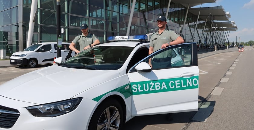 KAS rekrutacja:
Jak aplikować:
Przygotuj niezbędne dokumenty:

kwestionariusz osobowy, wg naszego wzoru,&nbsp;
kopie dokument&oacute;w potwierdzających wykształcenie,
kopie dokument&oacute;w potwierdzających posiadane kwalifikacje zawodowe,
oświadczenie dot. pracy lub służby w organach bezpieczeństwa państwa lub wsp&oacute;łpracy z tymi organami &ndash; wypełnij, jeśli urodziłaś(eś) się przed 1 sierpnia 1972 r.

oraz dodatkowo:

kopie świadectw pracy/służby z poprzednich miejsc pracy/służby, o ile pozostawałeś w stosunku pracy/służby,
oświadczenie dot. preferowanego miejsca pełnienia służby (w załączeniu).
