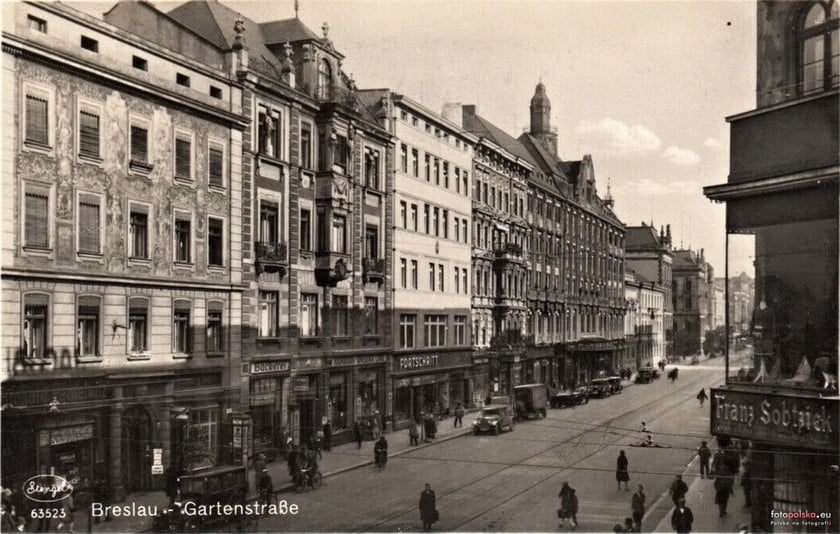 Widok skrzyżowania ul. Piłsudskiego i ul. Świdnickiej (1925-1935). Pierwsze cztery kamienice już dziś nie istnieją. Dalej widoczny jest budynek obecnego hotel Polonia, małej sceny teatru Capitol i gmach NOT-u.