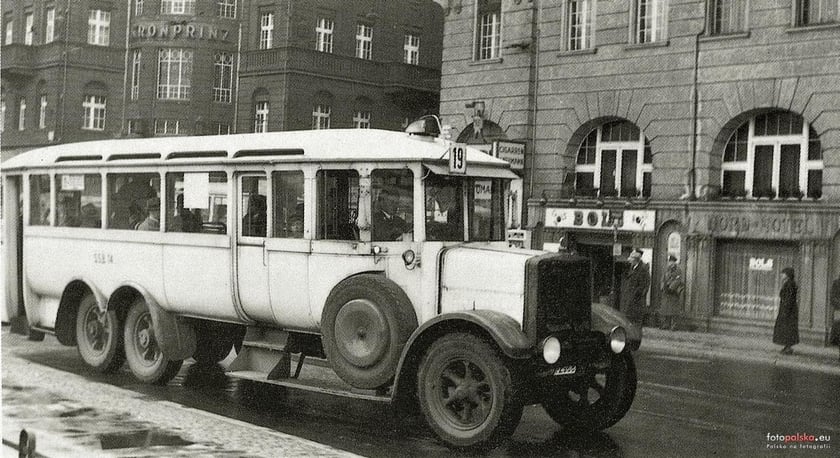 Nowoczesny, jak na &oacute;wczesne czasy, tr&oacute;josiowy autobus marki B&uuml;ssing sfotografowany na ul. Piłsudskiego. Firma B&uuml;ssing była jednym z najbardziej liczących się w Niemczech producent&oacute;w samochod&oacute;w ciężarowych oraz autobus&oacute;w.