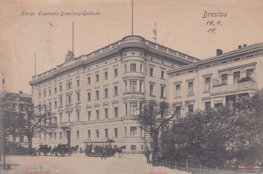 Budynek Dyrekcji Kolei przy ul. Piłsudskiego, przed dworcem Gł&oacute;wnym. Z prawej dom mieszkalny dla urzędnik&oacute;w kolei (ok. 1901). Dzisiaj budynku Dyrekcji Kolei już nie ma.