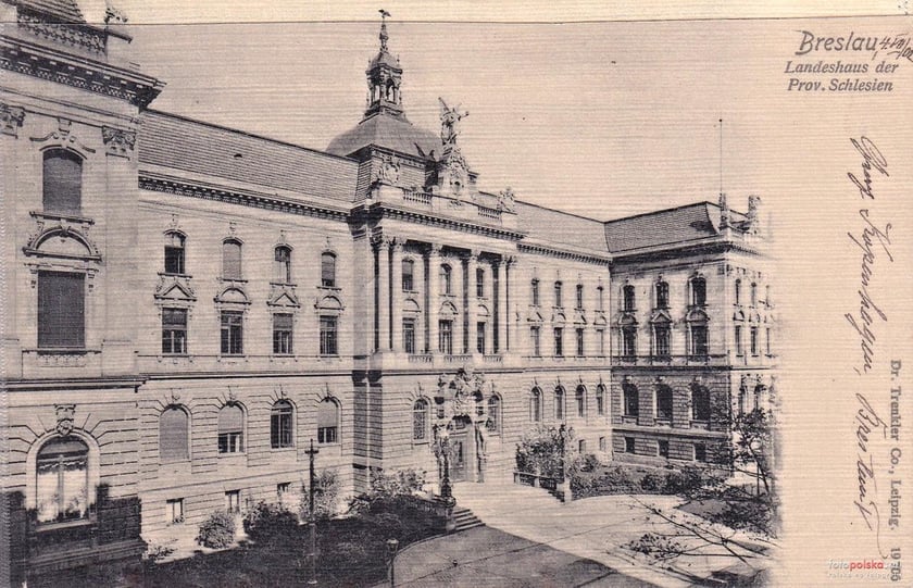 Dom Krajowy Prowincji Śląskiej, niem.&nbsp;Landeshaus der Provinz Schlesien (1902).
Gmach powstał w latach 1892-1895 według projektu Eduarda Blűmnera. Do 1945 r. siedzibę tutaj&nbsp;miały władze&nbsp; samorządowe, np.: Śląski Sejm Krajowy, Wydział Krajowy i Starosta Krajowy. Potem mieściła się tu Naczelna Organizacja Techniczna&nbsp;(NOT).