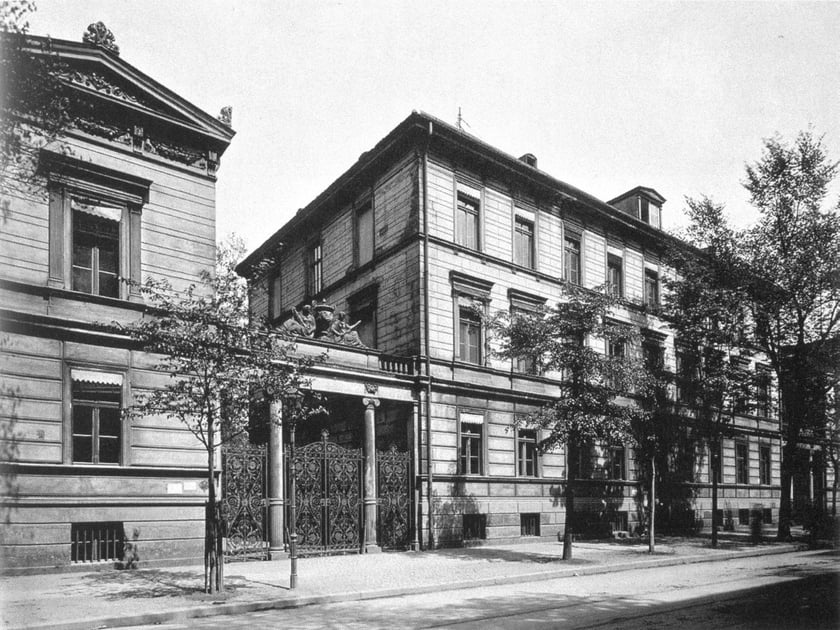 Pałacyk podmiejski przy dawnej ul. Ogrodowej, dziś wlot ul. Gabrieli Zapolskiej (1900-1905). Ulicę Ogrodową do początku&nbsp;XIX w. zamieszkiwali ogrodnicy, kt&oacute;rzy mieli tu swoje działki.