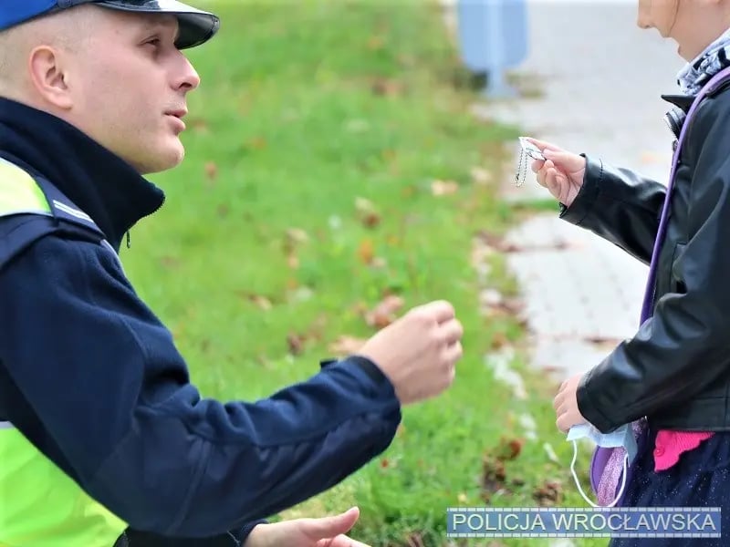 Testy kwalifikacyjne dla kandydat&oacute;w i kandydatek do pracy w policji&nbsp;
Osoby ubiegające się o pracę w policji muszą m.in. zdać odpowiednie testy kwalifikacyjne. Co czeka kandydat&oacute;w:

Test wiedzy z zakresu funkcjonowania policji.&nbsp;Przykładowa baza pytań umieszczona jest na stronie internetowej Wyższej Szkoły Policji w Szczytnie
Test sprawności fizycznej. Gdzie się do niego przygotować, zobacz poniżej
Test psychologiczny. Określa predyspozycje intelektualne i osobowościowe do służby
Rozmowa kwalifikacyjna
