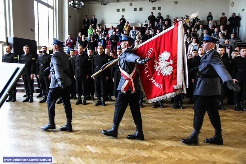 Policjant, wynagrodzenie do 26 roku życia 5300 złotych netto