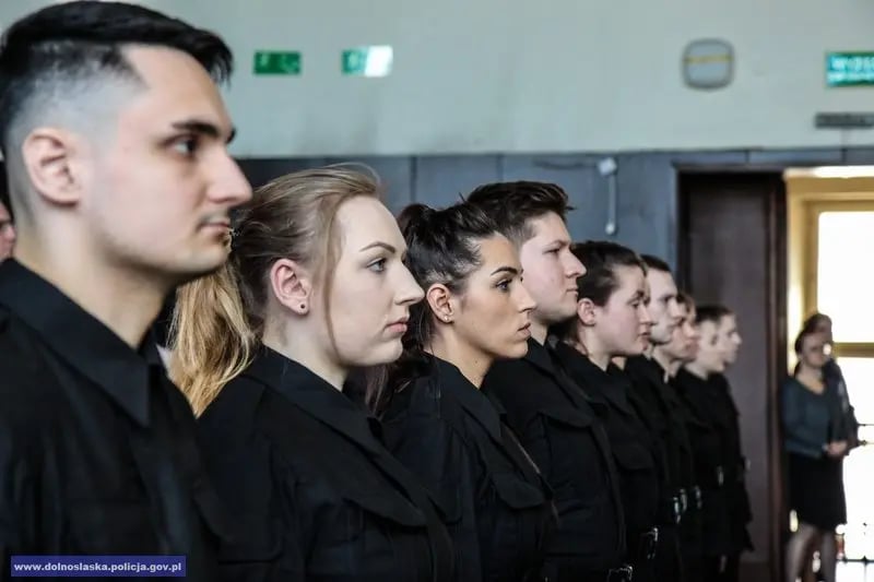 Policjantem i policjantką może zostać każdy, kto spełnia poniższe wymagania:

obywatel polski o nieposzlakowanej opinii;
kt&oacute;ry nie był skazany prawomocnym wyrokiem sądu za przestępstwo lub przestępstwo skarbowe;
korzystający z pełni praw publicznych;
posiadający co najmniej średnie wykształcenie;
posiadający zdolność fizyczną i psychiczną do służby w formacjach uzbrojonych, podległych szczeg&oacute;lnej dyscyplinie służbowej, kt&oacute;rej got&oacute;w jest się podporządkować;
dający rękojmię zachowania tajemnicy stosownie do wymog&oacute;w określonych w przepisach o ochronie informacji niejawnych.
