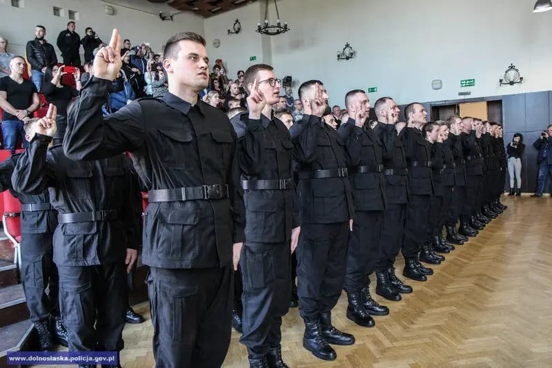 Postępowanie kwalifikacyjne rozpoczyna się w z chwilą złożenia przez kandydata do służby w policji następujących dokument&oacute;w:

podanie o przyjęcie do służby w policji;
kwestionariusz osobowy kandydata do służby w policji
dokumenty potwierdzające posiadane wykształcenie i kwalifikacje zawodowe (kserokopie &ndash; oryginały dokument&oacute;w do wglądu), w przypadku wystawienia tych dokument&oacute;w w językach obcych &ndash; ich tłumaczenie;
kserokopie świadectw pracy lub służby z poprzednich miejsc pracy lub służby (oryginały dokument&oacute;w do wglądu), jeżeli wcześniej kandydat do służby pozostawał w stosunku pracy lub służbie;
kserokopia książeczki wojskowej zawierającej wpis potwierdzający odbycie&nbsp; zasadniczej służby wojskowej lub przeniesienie do rezerwy (orygninał do wglądu);
