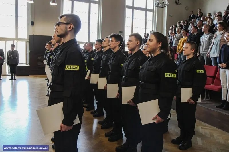 Można także uczestniczyć w kursach językowych np.: z języka angielskiego, języka rosyjskiego oraz uzyskać nowe uprawnienia i kwalifikacje: tytuł ratownika, uprawnienia stermotorzysty, uprawnienia instruktora taktyki i techniki interwencji, prawo jazdy kat. D, uprawnienia SEP, uprawnienia obsługi &bdquo;dron&oacute;w&rdquo; i wiele innych.
Oferta studi&oacute;w I stopnia o profilu praktycznym w roku akademickim 2022/2023 na kierunku Nauka o Policji w Wyższej Szkole Policji w Szczytnie