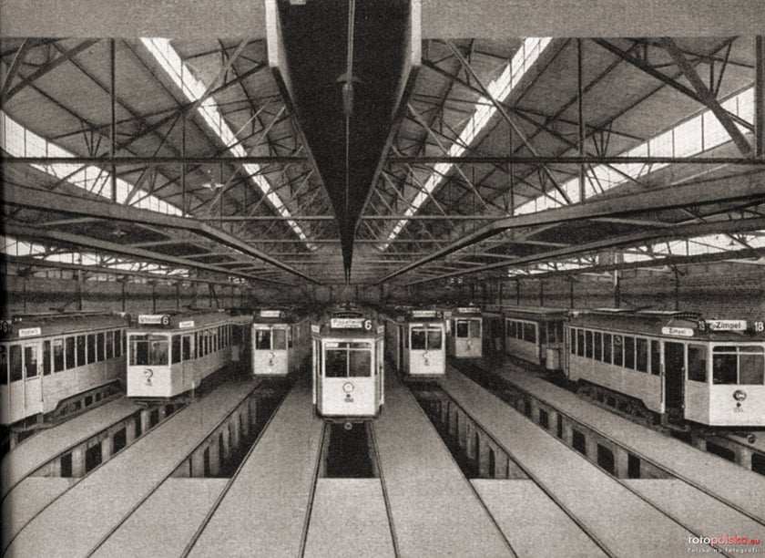 Wnętrze hali w zajezdni tramwajowej "Dąbie" - lata 20. To jedna ze najstarszych zajezdni tramwajowych we Wrocławiu.