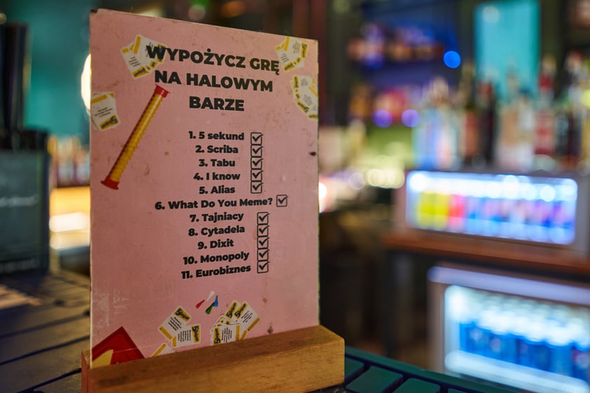 W Hali Świebodzki można wypożyczyć grę na barze. Do wyboru m.in.&nbsp;

Tajniacy,
5 sekund,
Tabu,
Eurobiznes,
Monopoly,
Dixit.
