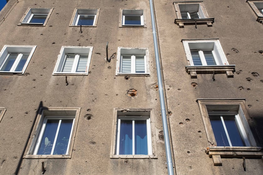 Przedwojenna ślusarnia&nbsp;Ślusarnia Karla Trippela przy ul. Rychtalskiej 5. Warto się tu przyjrzeć zabytkowej, zdobionej bramie tych niedziałających już zakład&oacute;w oraz niewielkim latarniom.